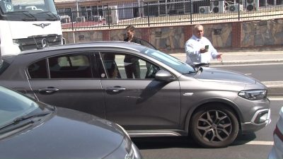 ÜMRANİYE'DE BİR İŞYERİNİN ÇATISINDA ÇIKAN YANGIN İTFAİYE EKİPLERİ TARAFINDAN KONTROL