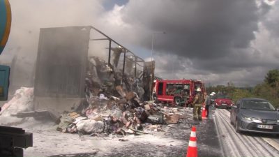 ÜMRANİYE'DE TEKSTİL MALZEMELERİ YÜKLÜ TIR DORSESİ ALEV ALEV YANDI