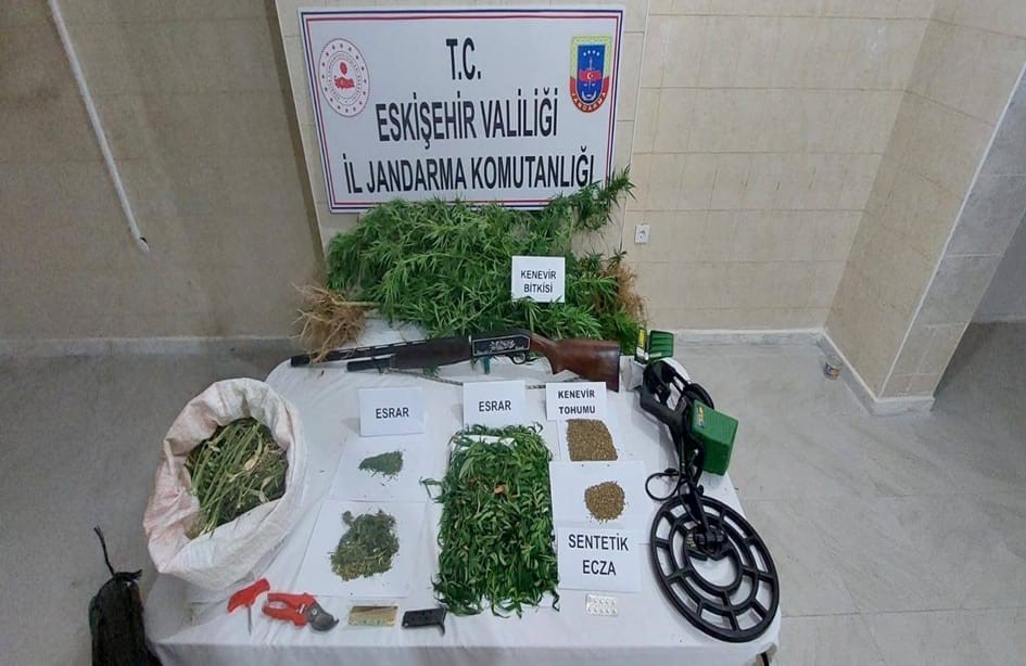 966 GRAM ESRAR, 53 KÖK KENEVİR, 504 GRAM KENEVİR TOHUMU,
