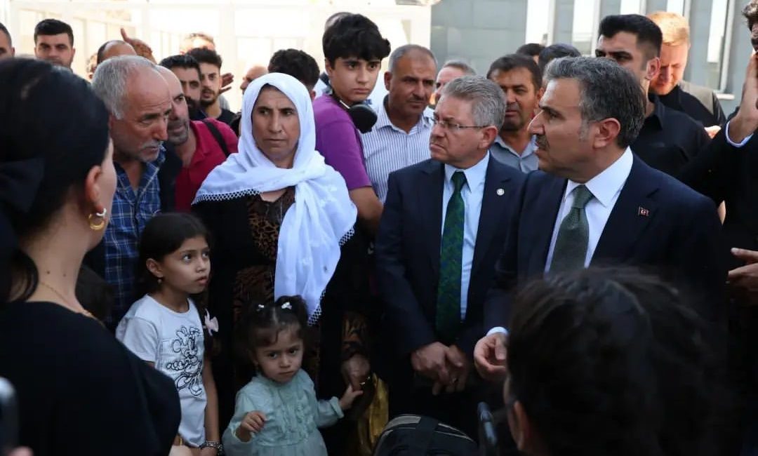 ŞIRNAK VALİSİ CEVDET ATAY, VATANDAŞLAR İLE GÜMRÜK MUHAFAZA MEMURLARININ SIK