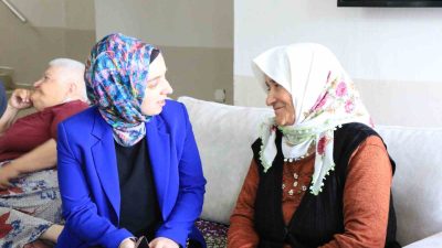 100. YIL ATATÜRK HUZUREVİ YAŞLILARINA SÜRPRİZ YAPAN ERZİNCAN VALİ YARDIMCISI