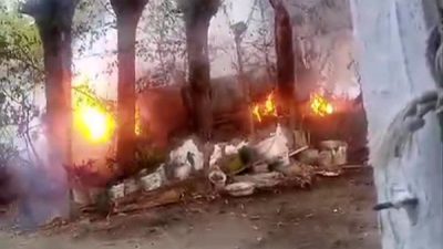 OTOMOBİL ALEV ALEV YANARKEN GERİYE DEMİR YIĞINI KALDI.