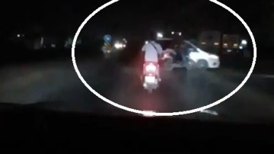 OTOMOBİL İLE MOTOSİKLETİN ÇARPIŞMA ANI, VİDEO ÇEKMEK İÇİN KAYITTA OLAN