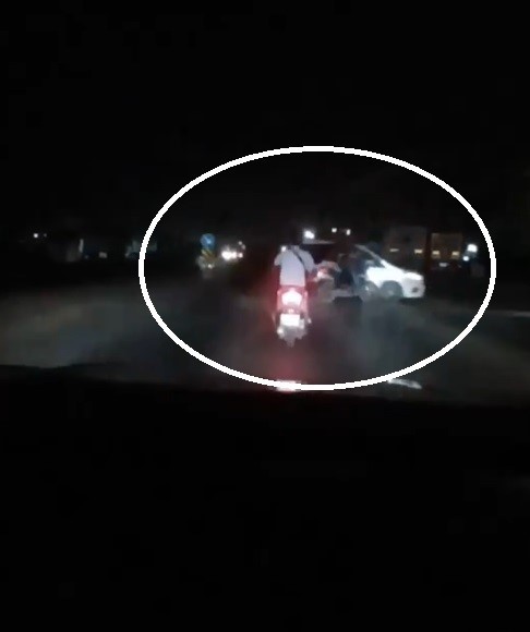 OTOMOBİL İLE MOTOSİKLETİN ÇARPIŞMA ANI, VİDEO ÇEKMEK İÇİN KAYITTA OLAN