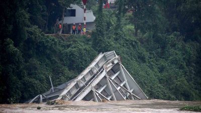 VİETNAM'DA ETKİLİ OLAN YAGİ TAYFUNU NEDENİYLE HAYATINI KAYBEDENLERİN SAYISININ 65’E
