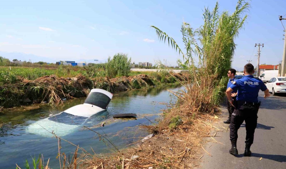 ANTALYA’DA ARA SOKAKTAN ÇIKARAK DÖNMEK İSTEYEN ARAÇ SU DOLU KANALA