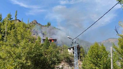 ADANA'NIN FEKE İLÇESİNDE YANAN EV KULLANILAMAZ HALE GELDİ.