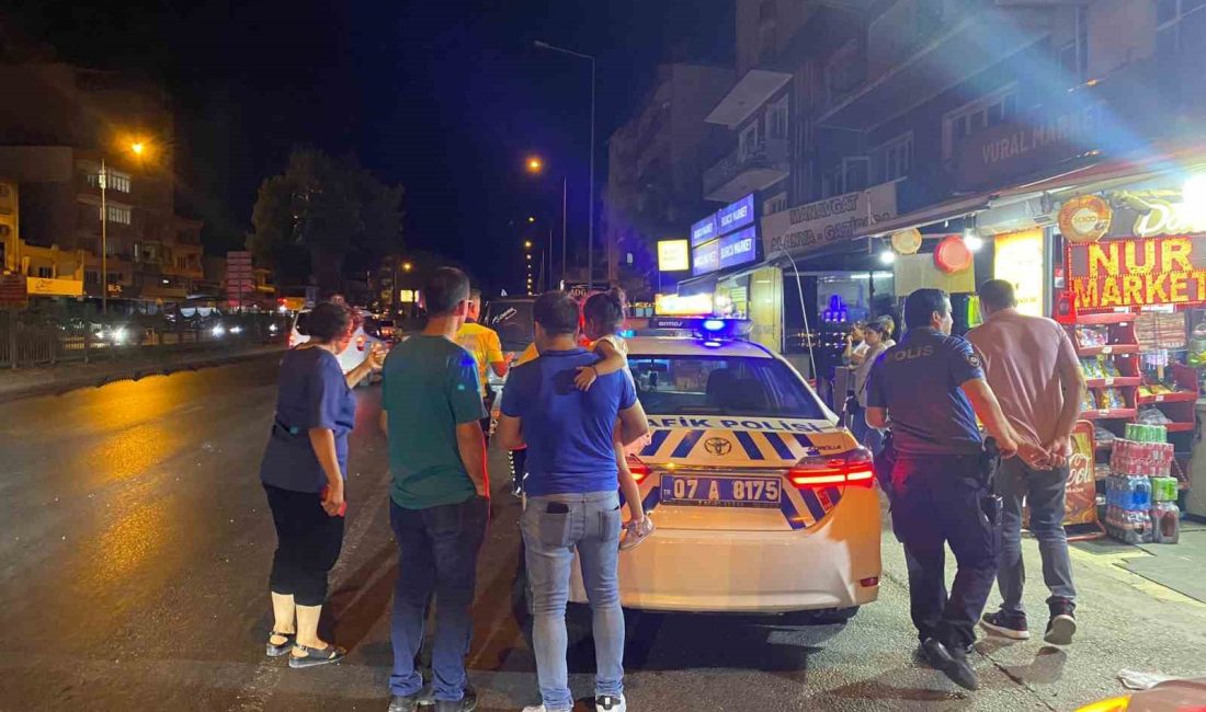 ANTALYA'NIN SERİK İLÇESİNDE YOLUN KARŞISINA GEÇECEĞİ ESNADA ANNESİNİN ELİNİ BIRAKARAK