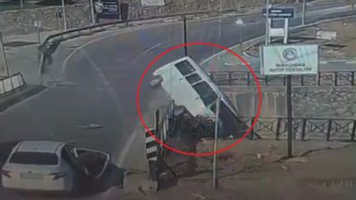 BURSA’NIN KESTEL İLÇESİNDE KONTROLDEN ÇIKIP DEREYE UÇAN MİNİBÜSÜN SON GÖRÜNTÜSÜ