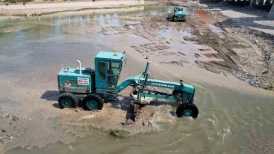 ADANA'DA KÖPRÜ ÇALIŞMASI NEDENİYLE SU VERİLMEYEN VE YOSUN İSTİLASINA UĞRAYAN