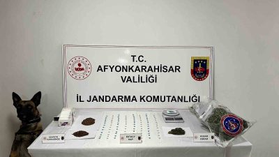 AFYONKARAHİSAR’DA JANDARMA GERÇEKLEŞTİRDİĞİ OPERASYONLA ZEHİR TACİRİNİ ELİNDEKİ UYUŞTURUCU MADDELERİ SATAMADAN