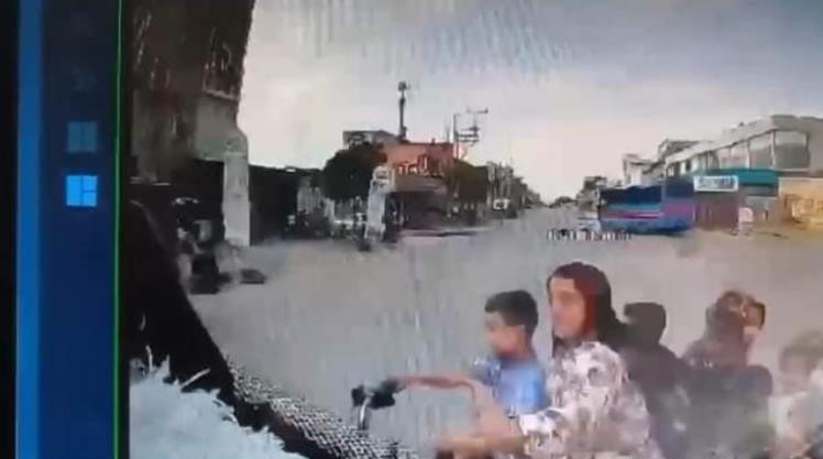 ADANA’DA 10 YAŞINDAKİ ÇOCUĞUN KULLANDIĞI 3 TEKERLEKLİ ELEKTRİKLİ BİSİKLETE DOLMUŞUN