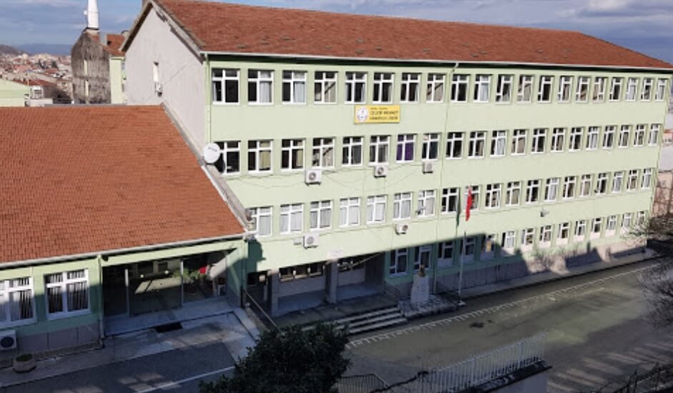 İnsanlar lise yıllarını, okul yıllarını kolay kolay unutmazlar! Hatıralarını, önünden