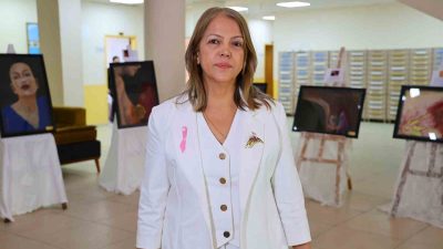 KANSERLERİ ATLATAN HAVVA ÖĞRETMEN, İLK SERGİSİNİ DOKTORLARININ DA KATILIMIYLA AÇTI.