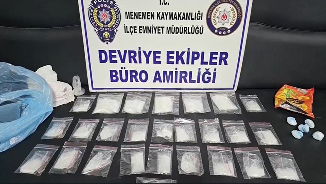 ŞÜPHELİLERDEN 26 ŞEFFAF POŞET İÇERİSİNDE 335 GRAM METAMFETAMİN MADDESİ ELE