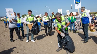 Bursa Büyükşehir Belediyesi personeli, çevre temizliğine dikkat çekmek amacıyla Gemlik