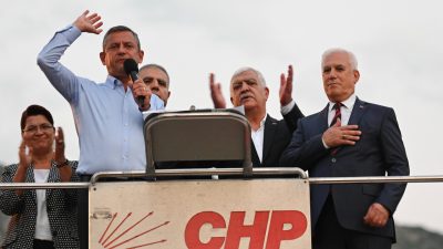 CHP Genel Başkanı Özgür Özel ile birlikte Hatay’ın Defne ilçesine