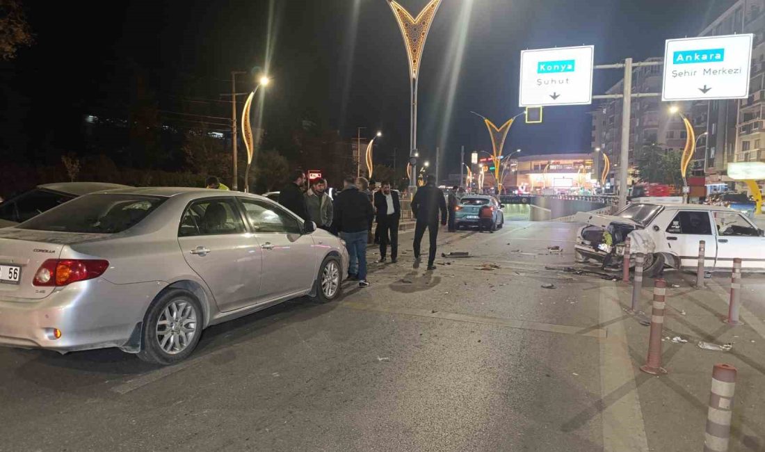 AFYONKARAHİSAR’DA KONTROLDEN ÇIKARAK KARŞI ŞERİDE GEÇEN TOFAŞ OTOMOBİLİN 4 ARACA