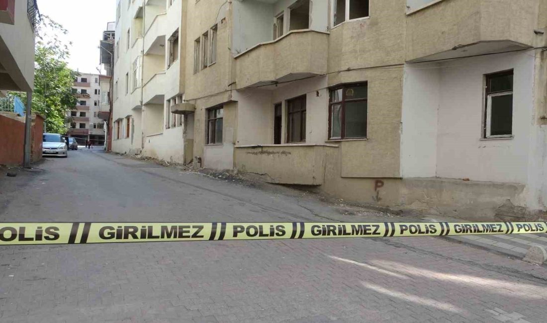 MALATYA'DA, KAHRAMANMARAŞ DEPREMLERİNDE ALDIKLARI HASAR NEDENİYLE BOŞALTILAN AĞIR HASARLI BAZI