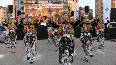 Osmangazi Belediyesi tarafından düzenlenen ‘Güz Konserleri’ kapsamında sahne alan Menteşeli
