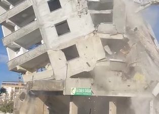 HATAY’IN KIRIKHAN İLÇESİNDE DEPREMDE HASAR ALAN 6 KATLI BİNA, İŞ