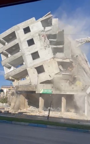HATAY’IN KIRIKHAN İLÇESİNDE DEPREMDE HASAR ALAN 6 KATLI BİNA, İŞ