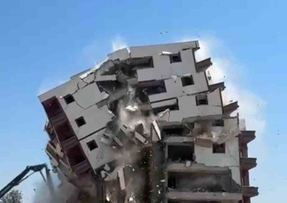 HATAY'IN ANTAKYA İLÇESİNDE 8 KATLI BİNANIN İŞ MAKİNESİNİN DARBESİYLE KONTROLLÜ