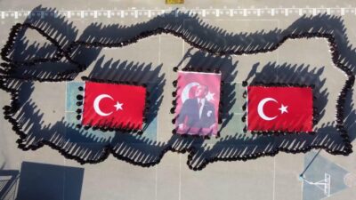 Bursa'da yüzlerce lise öğrencisi Cumhuriyetin 101.kuruluş yıldönümü sebebiyle Türkiye haritası