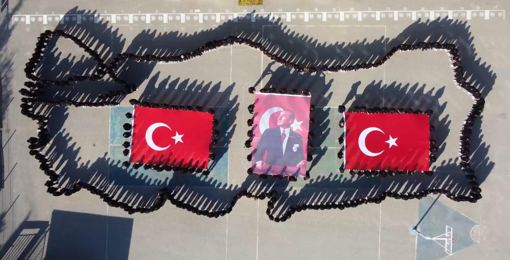 Bursa'da yüzlerce lise öğrencisi Cumhuriyetin 101.kuruluş yıldönümü sebebiyle Türkiye haritası