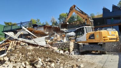 Osmangazi Belediyesi, Uludağ eteklerinde yer alan Gökçeören Mahallesi’nde imara aykırı