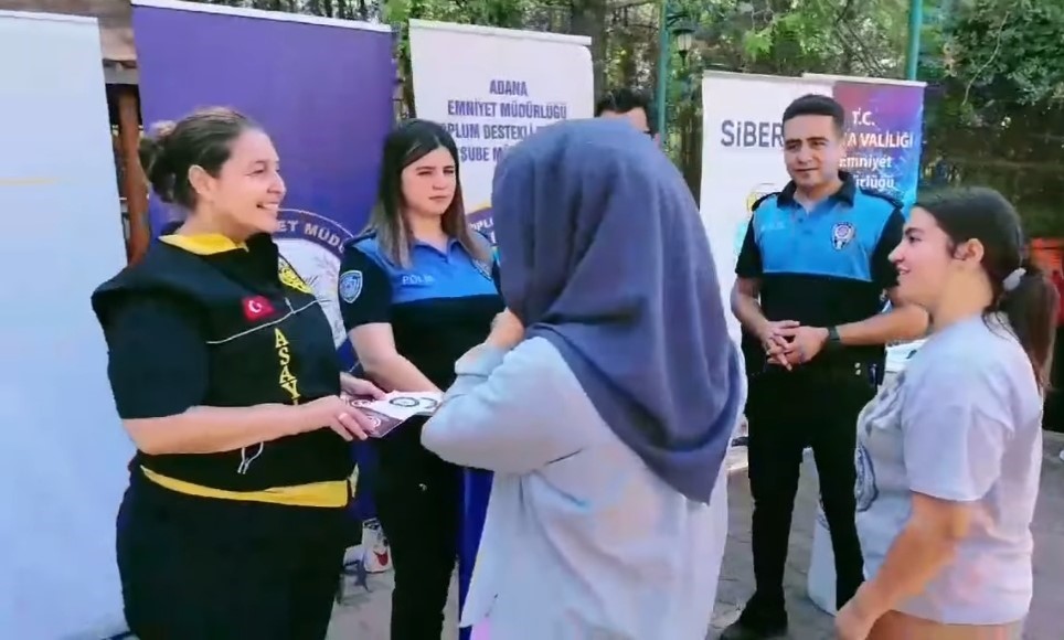 ADANA EMNİYET MÜDÜRLÜĞÜ ÖĞRENCİLERİ TERÖR VE İNTERNET KONUSUNDA HEM SÖZLÜ