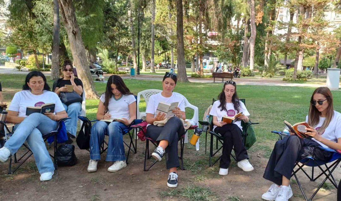 ADANA’DA BİR GRUP VATANDAŞ TEKNOLOJİ BAĞIMLILIĞINA DİKKAT ÇEKMEK İÇİN PARKTA