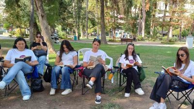 ADANA’DA BİR GRUP VATANDAŞ TEKNOLOJİ BAĞIMLILIĞINA DİKKAT ÇEKMEK İÇİN PARKTA