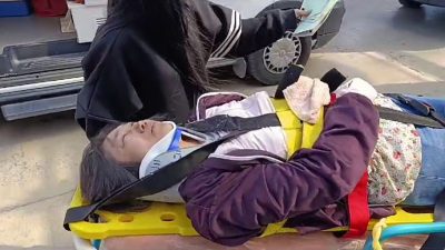 AFYONKARAHİSAR'DA KONTROLDEN ÇIKARAK DEVRİLEN YOLCU OTOBÜSÜNDEKİ YARALILAR HASTANELERE TAŞINMAYA BAŞLANDI.