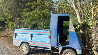 AFYONKARAHİSAR’DA KONTROLDEN ÇIKARAK AĞAÇLARA ÇARPAN PATPAT SÜRÜCÜSÜ AĞIR YARALANDI.