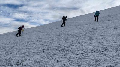AĞRI DAĞI’NDA YOĞUN KAR YAĞIŞI VE FIRTINAYA RAĞMEN DAĞCILAR ZİRVEYE
