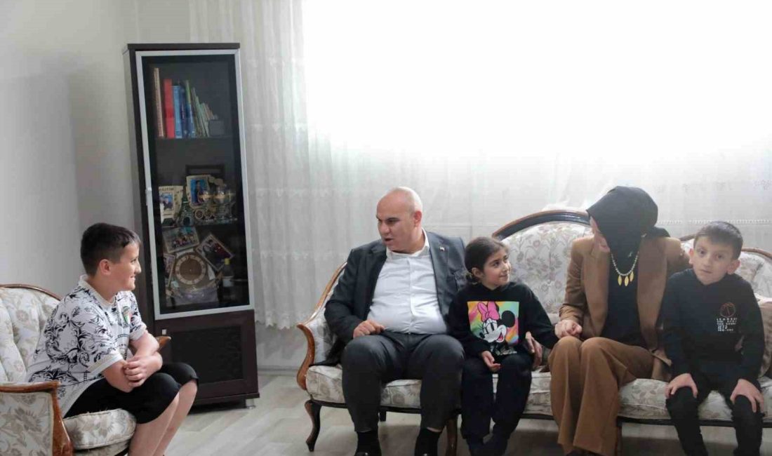 AĞRI VALİSİ MUSTAFA KOÇ VE EŞİ NESLİHAN GÜL KOÇ, VATANDAŞLARLA