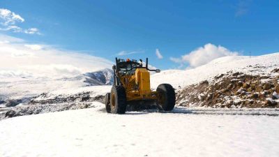 AĞRI’DA KARDAN KAPANAN YOLLAR AÇILMAYA BAŞLANDI