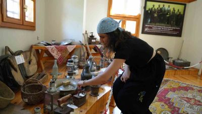 AHMET KUTSİ TECER KÜLTÜR EVİ GENÇ, YAŞLI, YERLİ VE YABANCI