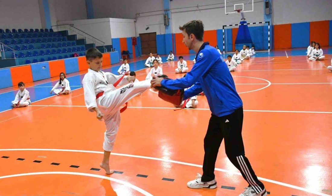 YUNUSEMRE BELEDİYESPOR'UN AKGEDİK MAHALLESİ'NDE OLUŞTURDUĞU TEKVANDO ALTYAPI GRUBUNUN KUŞAK TERFİ