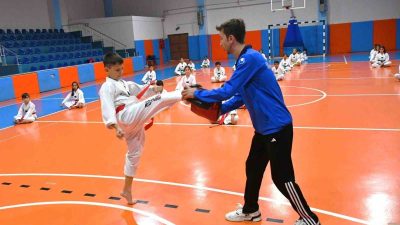 YUNUSEMRE BELEDİYESPOR'UN AKGEDİK MAHALLESİ'NDE OLUŞTURDUĞU TEKVANDO ALTYAPI GRUBUNUN KUŞAK TERFİ