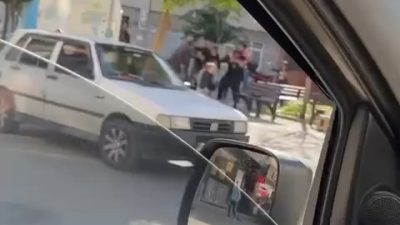 ALACAK-VERECEK MESELESİ YÜZÜNDEN ÇOCUKLARININ YANINDA KAVGA ETTİLER