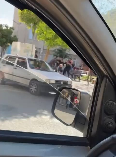 ALACAK-VERECEK MESELESİ YÜZÜNDEN ÇOCUKLARININ YANINDA KAVGA ETTİLER