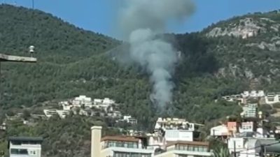 ANTALYA’NIN ALANYA İLÇESİNDE YERLEŞİM YERLERİNE YAKIN NOKTADA ÇIKAN ORMAN YANGININA