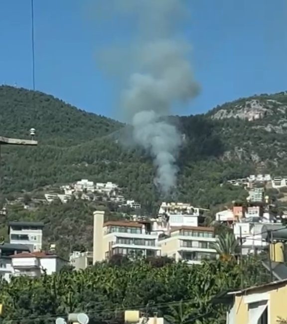 ANTALYA’NIN ALANYA İLÇESİNDE YERLEŞİM YERLERİNE YAKIN NOKTADA ÇIKAN ORMAN YANGININA
