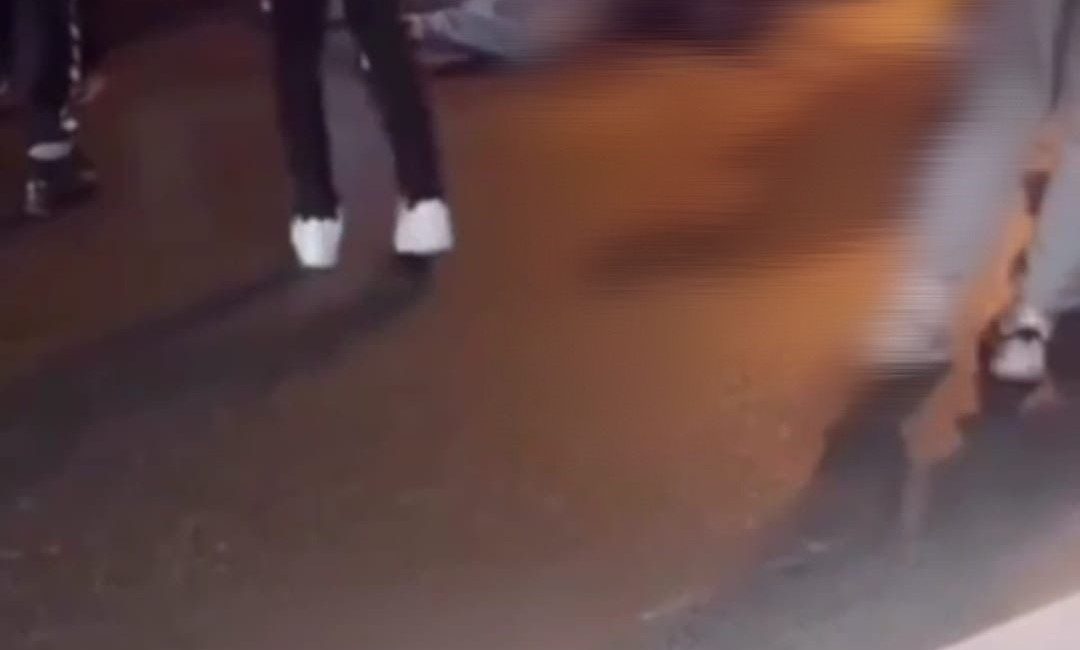 İZMİR'İN KONAK İLÇESİNDE ALKOLLÜ SÜRÜCÜNÜN KULLANDIĞI MOTOSİKLET, TRAFİK IŞIKLARINDAN KALKIŞ