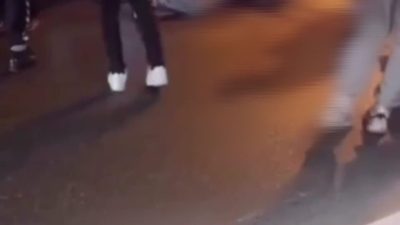 İZMİR'İN KONAK İLÇESİNDE ALKOLLÜ SÜRÜCÜNÜN KULLANDIĞI MOTOSİKLET, TRAFİK IŞIKLARINDAN KALKIŞ