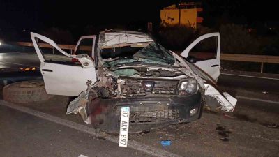 ANTALYA'DA SEYİR HALİNDEKİ OTOMOBİL AYNI İSTİKAMETTE GİDEN KAMYONA ARKADAN ÇARPTI.