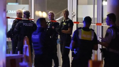 ALMANYA'DAKİ SİNEMA SALONUNDA SİLAH SESLERİ