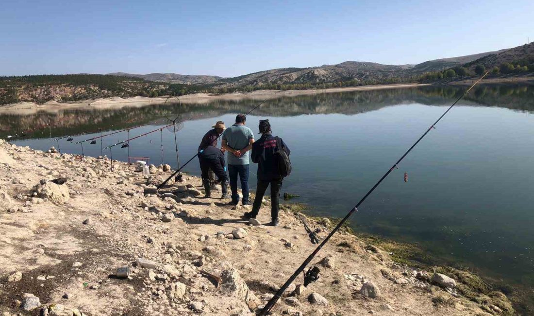 KONYA-BEYŞEHİR KARA YOLU ÜZERİNDE BULUNAN ALTINAPA BARAJ GÖLÜNDE AMATÖR BALIK
